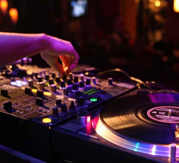 Rave party illégale sur l’île Lacroix à Rouen : verbalisations et matériel de sonorisation saisi