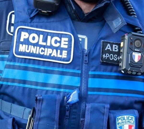 Le Havre : le jeune cyclomotoriste, agressif, jette son casque sur les policiers municipaux 
