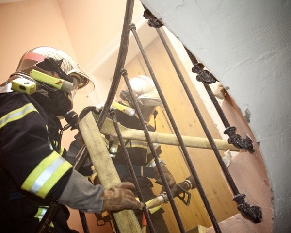 Un appartement ravagé par un incendie à Évreux : deux personnes transportées à l’hôpital