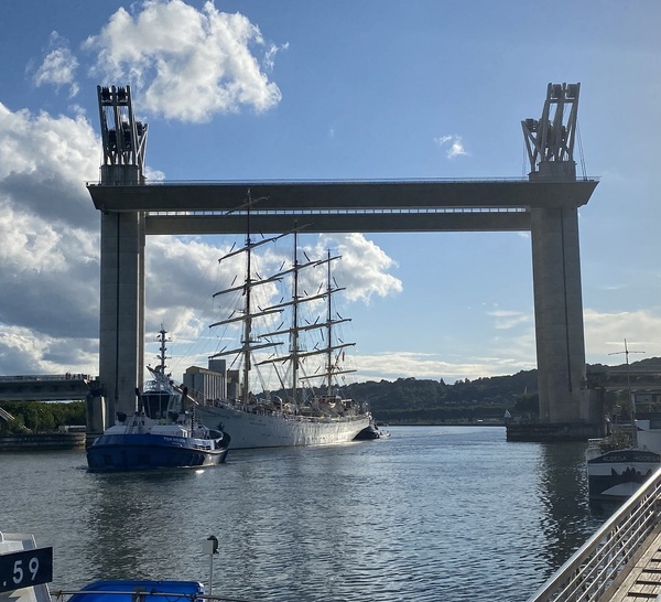Rouen : le pont Flaubert levé dans la nuit de dimanche à lundi pour l’arrivée du voilier “Le Français”