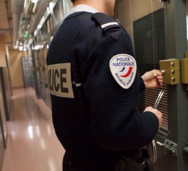 Le Havre. Ivre au volant, il percute un poteau et emboutit sa voiture en pleine nuit 