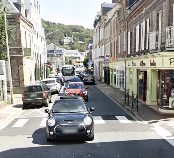Étretat : une voiture défonce la vitrine d’une boulangerie, un blessé léger et 14 salariés au chômage technique