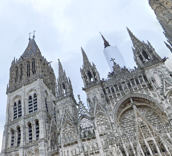 Une lumière suspecte dans le clocher de la cathédrale de Rouen déclenche les secours…