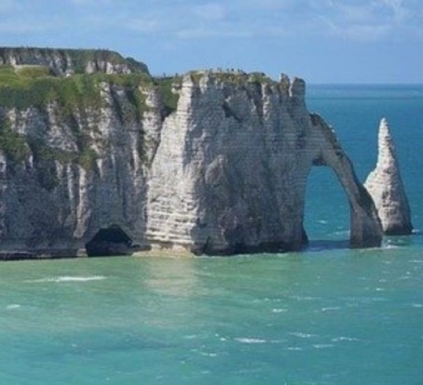 Étretat : trois promeneurs hélitreuillés après avoir été surpris par la marée