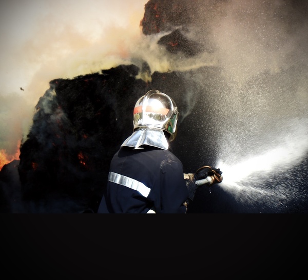 Un feu de cheminée se propage à un pavillon, un homme de 68 ans intoxiqué