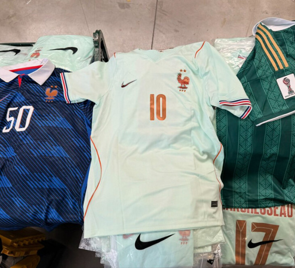 Coupe du Monde de football 2026 : 2 300 faux maillots saisis par les douaniers de Marne-la-Vallée