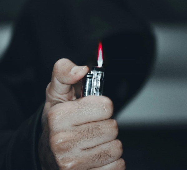 Rouen : surpris en train d’incendier une poubelle, il essaie de fuir en fauteuil roulant