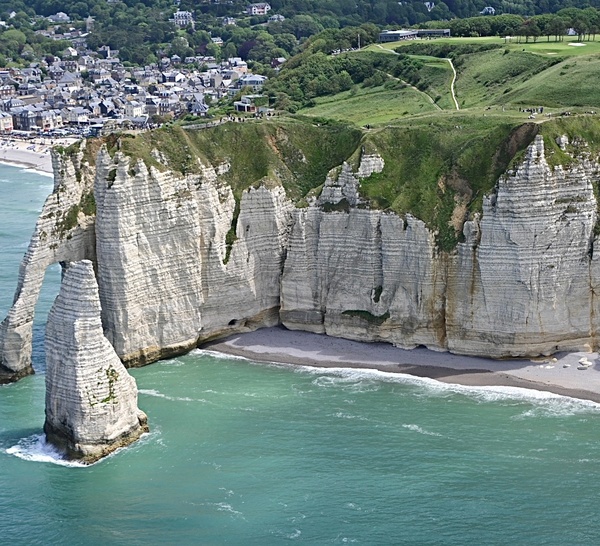 ​Étretat : dix personnes piégées par la marée secourues par hélicoptère