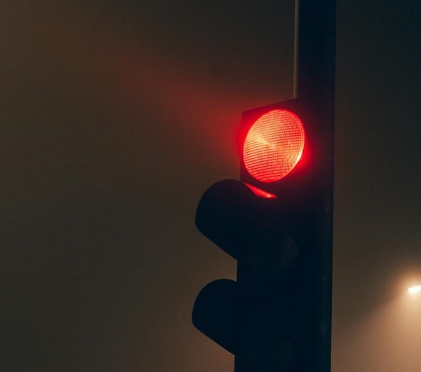 Bolbec : le conducteur ivre se retrouve bloqué à un feu rouge après un refus d'obtempérer