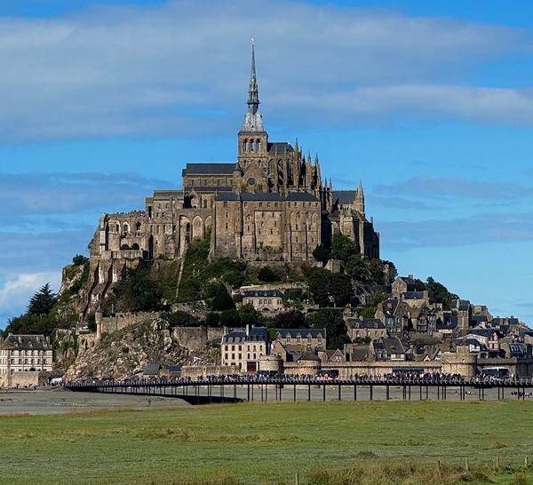 Canicule : le Mont Saint-Michel appelle les visiteurs à reporter leur venue