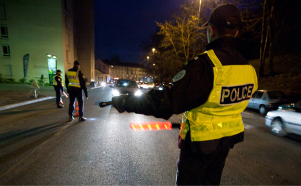 Achères : les policiers caillassés en interpellant un adolescent au volant d'une voiture volée 
