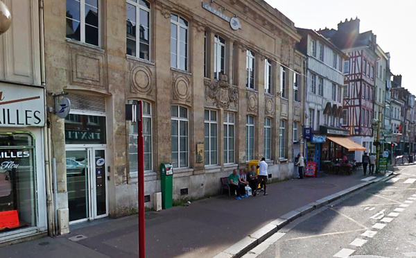 Elbeuf : armé d'un couteau, il blesse une guichetière de la Poste, avant d'être interné