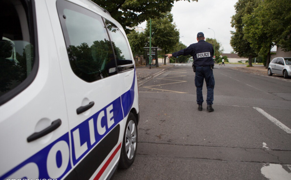 Couteaux, machette, nerf de bœuf et bombe lacrymogène saisis dans la voiture d'un habitant de Guyancourt