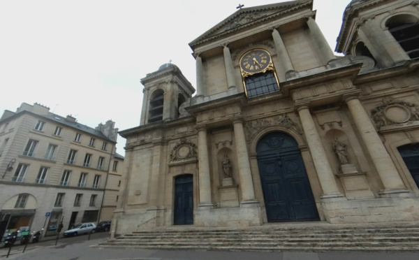 A Versailles, le sacristain de l'église Notre-Dame surprend le cambrioleur et le livre à la police