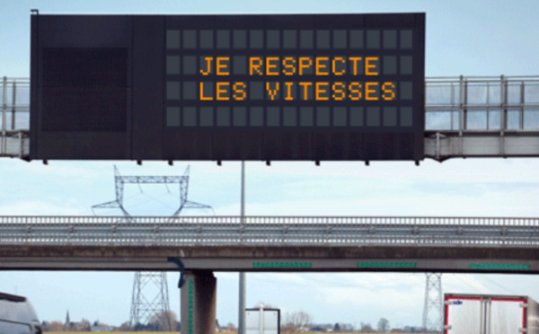 Pose de panneaux à message variable avant le tunnel de la Grand'Mare : la RN28 fermée à Rouen 
