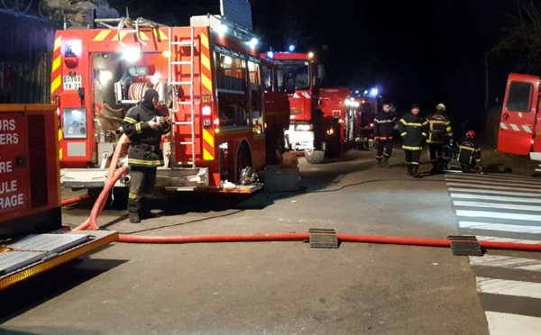 Incendie criminel dans un parking à Versailles : six véhicules détruits, deux personnes hospitalisées 