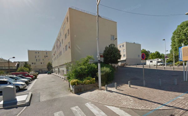 Des chiffons enflammés sous la porte d’un appartement inoccupé à Chanteloup-les-Vignes