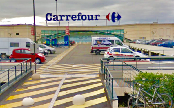 Manif d’agriculteurs : lâcher de pigeons et caddies renversés chez Carrefour à Montesson (Yvelines)