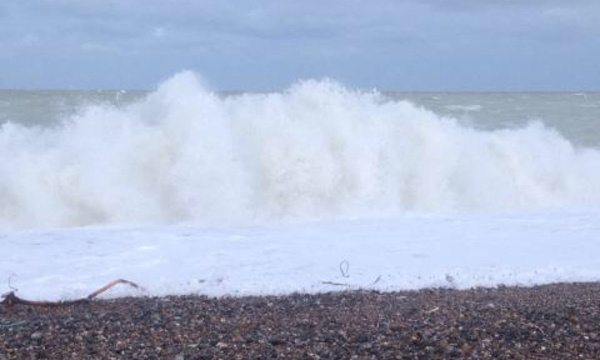 Rafales de vent et mer très forte sur la façade maritime de la Normandie : appel à la prudence 