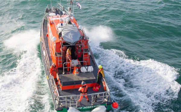 Un fileyeur coule au large de Dunkerque, les cinq marins récupérés sur un canot de survie 