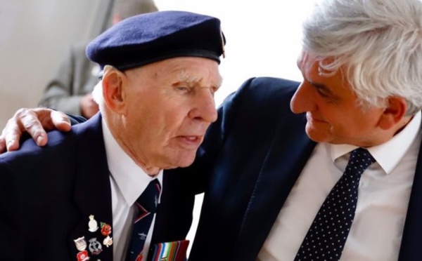 Hommage aux vétérans de la Seconde Guerre mondiale au forum Normandie pour la Paix à Caen