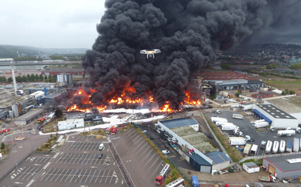 Incendie dans l'usine Lubrizol à Rouen : des flammes, des explosions et un gigantesque panache de fumée 