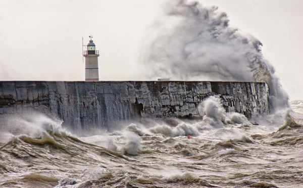 Rafales de vent et mer agitée sur le littoral de la Normandie 