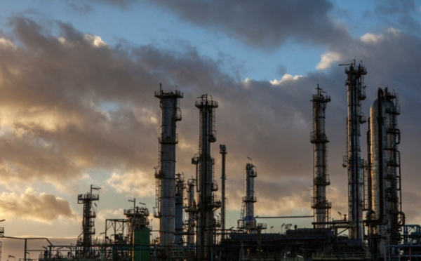 Des épisodes de torches, bruit et fumées sont attendus après l’incendie à la raffinerie Total près du Havre 