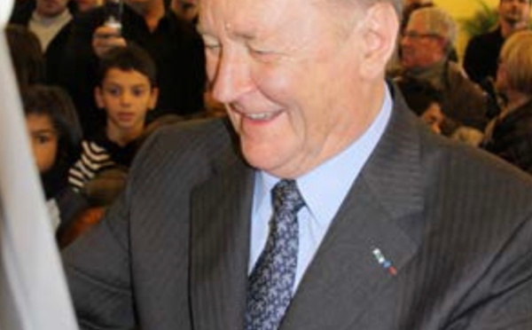 Mantes-la-Jolie (Yvelines) rend un dernier hommage au père d’Astérix, décédé à 92 ans 