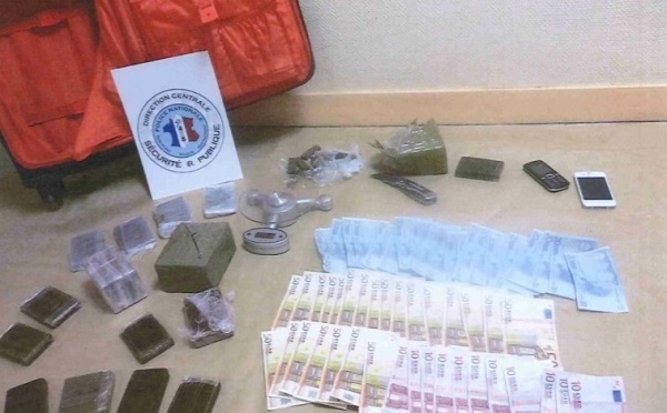 Sa valise à roulettes rouge contenait 2,8 kg de résine de cannabis