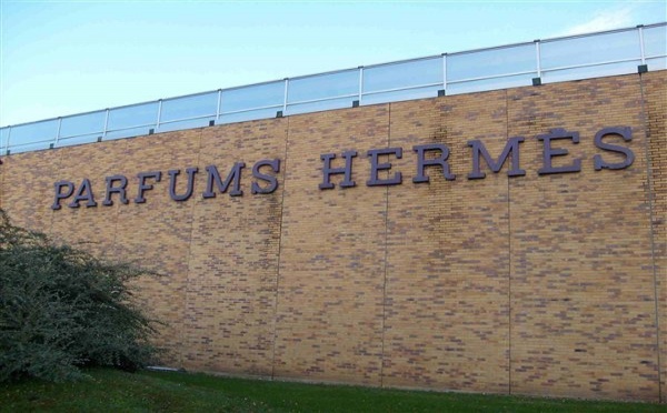 Un camion de produits Hermès attaqué par de faux policiers qui prennent le chauffeur en otage