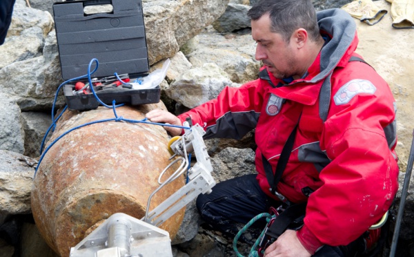 Déminage d'une bombe de 500 kg sous haute protection dans le Pas-de-Calais