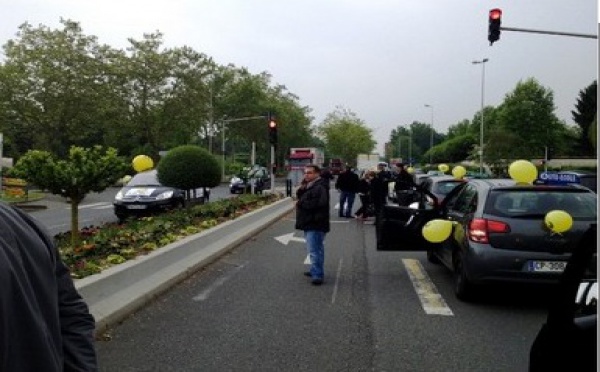 Les auto-écoles manifestent à Paris pour la réforme de l'examen du permis de conduire