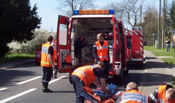 La voiture s'encastre sous un camion-benne et prend feu : la conductrice est tuée