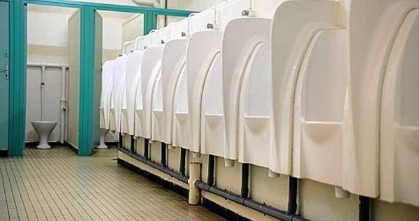 Un exhibitionniste dans les toilettes du pôle culturel à Rouen : l'homme à poil était un SDF qui venait se laver !