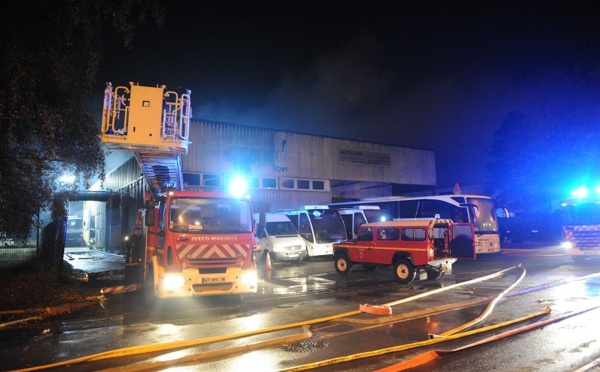 Yvelines : le garage d'une société d'autocars dévasté par un violent incendie hier soir, près de Versailles