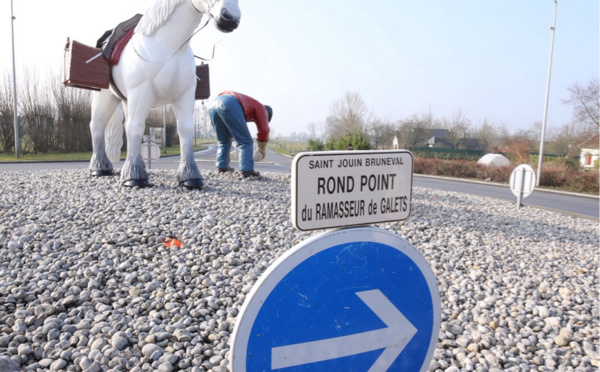 Seine-Maritime : le rond-point du "ramasseur de galets" refait à neuf pour le Tour de France