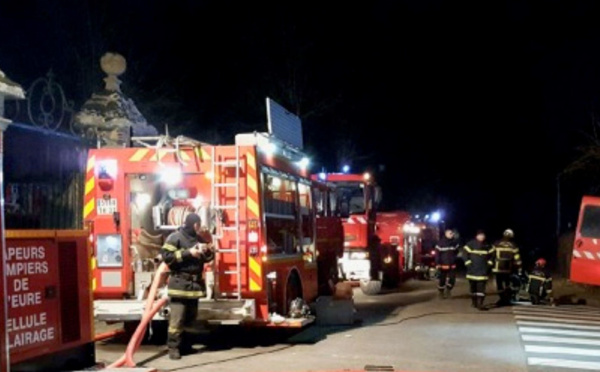 Trois lances à incendie ont été nécessaires pour venir à bout des flammes qui ont détruit totalement l'habitation - Illustration 