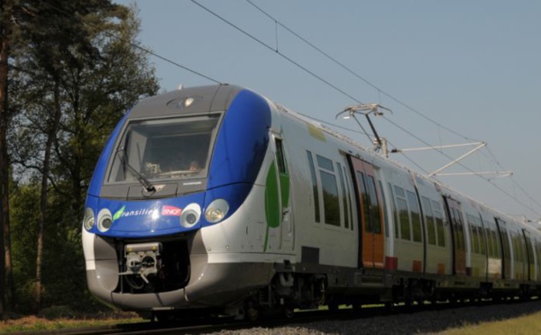 Yvelines : les trains stoppés à cause d'un feu aux abords des voies à Achères