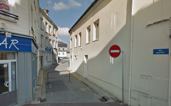 La victime serait tombée par la fenêtre d'un appartement situé au troisième étage, rue Hautot, dans le centre-ville de Bolbec - Illustration © Google Maps