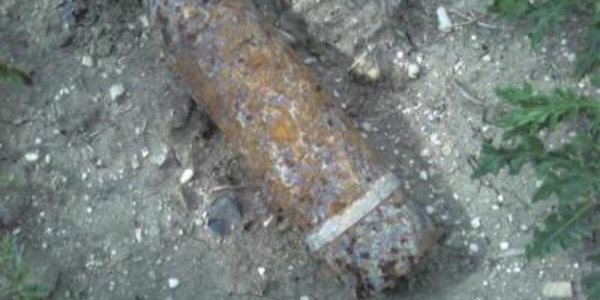 Un obus de 75 mm découvert au pied de la falaise sur la plage de Pourville, près de Dieppe