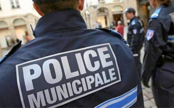 Yvelines : garé sur une place réservée aux handicapés, il agresse un policier municipal 