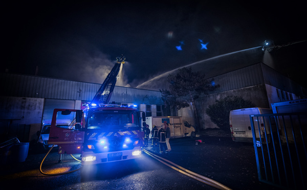 Yvelines : importants moyens pour lutter contre un incendie dans une blanchisserie à Plaisir