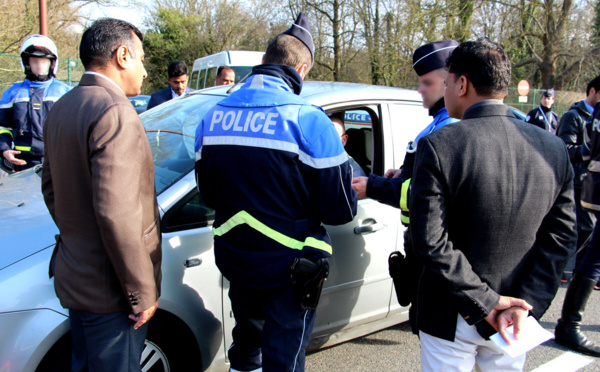Sécurité routière : des policiers indiens s'inspirent des méthodes françaises dans les Yvelines