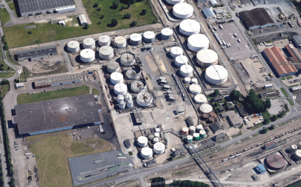 Les forces de l'ordre évacuent les grévistes au dépôt de carburant Rubis à Grand-Quevilly 