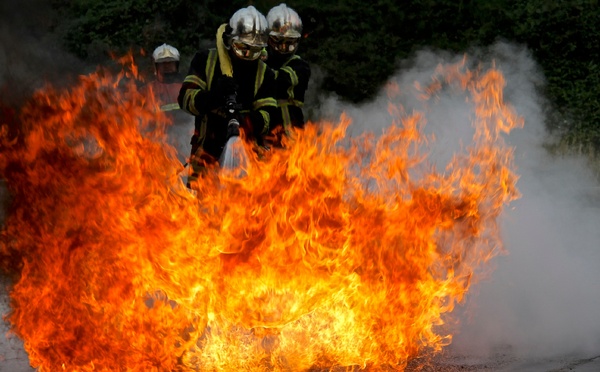 La Chapelle-Saint-Ouen : un important incendie ravage plus de 1 200 m² de bâtiments agricoles