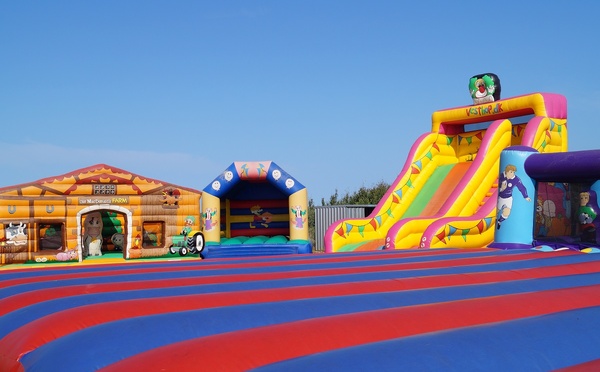 Quinze structures gonflables et un trampoline interdits au public dans un parc de loisirs du Calvados