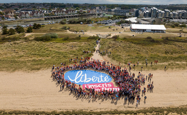 Plus de 1 000 personnes célèbrent l’entrée des plages du Débarquement au patrimoine mondial