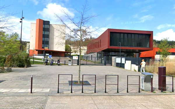 A Louviers, des manifestants traversent la cour d’une école, le maire appelle au calme