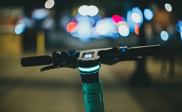 Rouen : il tente de cisailler l'antivol d'une trottinette électrique avec une pince coupante